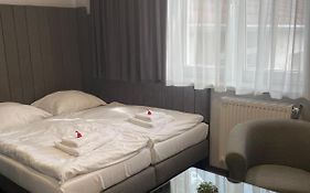 Strzelecka 1